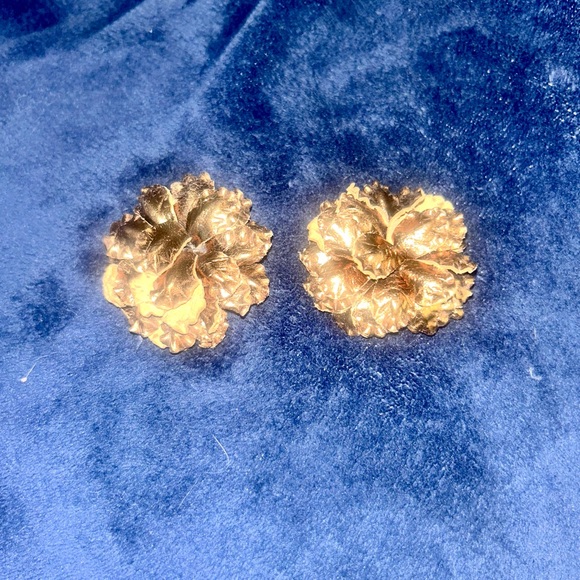 Vintage leather flower clip on earings - Picture 7 of 7